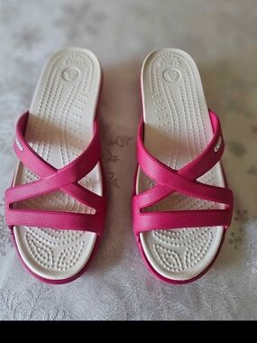 CROCS Women’s Pink White  Cross-Strap Slide Sandals Wedge Sz 7 Beach Travel